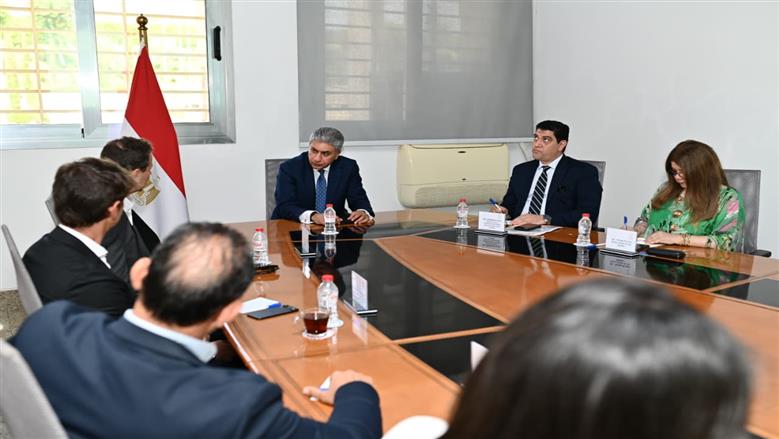 وزير السياحة يبحث سبل زيادة الطاقة الفندقية في مصر