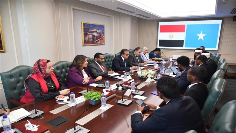 وزير الصحة يبحث مع نظيره الصومالي تعزيز التعاون الثنائي وتبادل الخبرات في المجالات الطبية