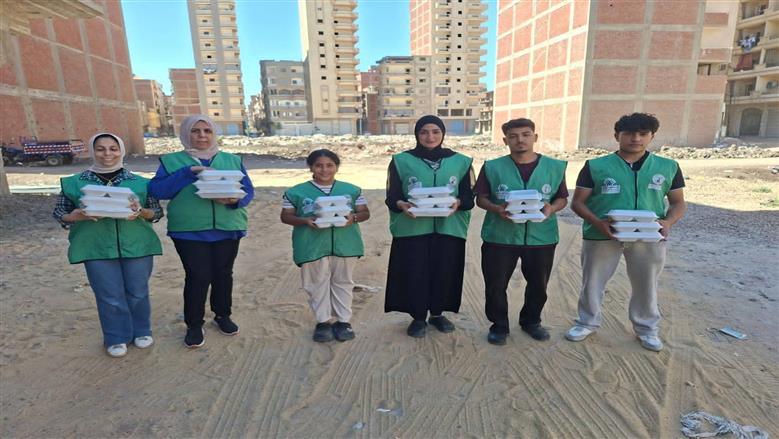 عضو التحالف الوطني توزع 4 آلاف وجبة جاهزة على الأسر الأولى بالرعاية في البحيرة