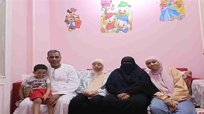 والد الأولى على الشهادة الإعدادية الأزهرية بالبحر الأحمر يهديها «عمرة»