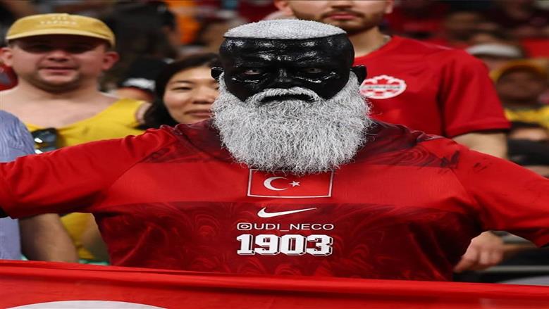 أشهر مشجع في مونديال 2026 لـ«الوطن»: أستغرق ساعتين لطلاء وجهي.. والأسود والأبيض جزء من هويتي