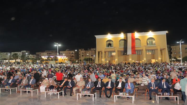 وسط أجواء حماسية وحضور جماهيري حاشد.. محافظ القليوبية يشارك المواطنين مشاهدة مباراة مصر وبلجيكا بمركز التنمية الشبابية بالعبور