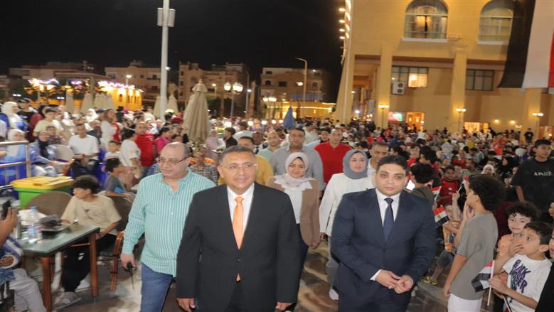 وسط أجواء حماسية وحضور جماهيري حاشد.. محافظ القليوبية يشارك المواطنين مشاهدة مباراة مصر وبلجيكا بمركز التنمية الشبابية بالعبور