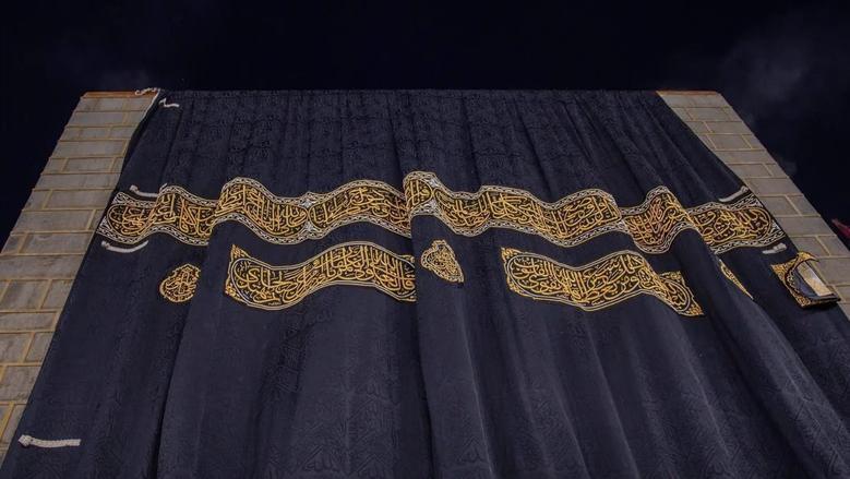 تفاصيل استبدال كسوة الكعبة المشرفة احتفالا بالعام الهجري الجديد.. حدث جلل يشهده المسلمون