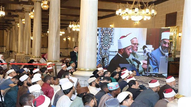 وزير الأوقاف يكرم سيدة تبرعت بمنزلها لتحفيظ القرآن الكريم: مصر ستظل دولة التلاوة