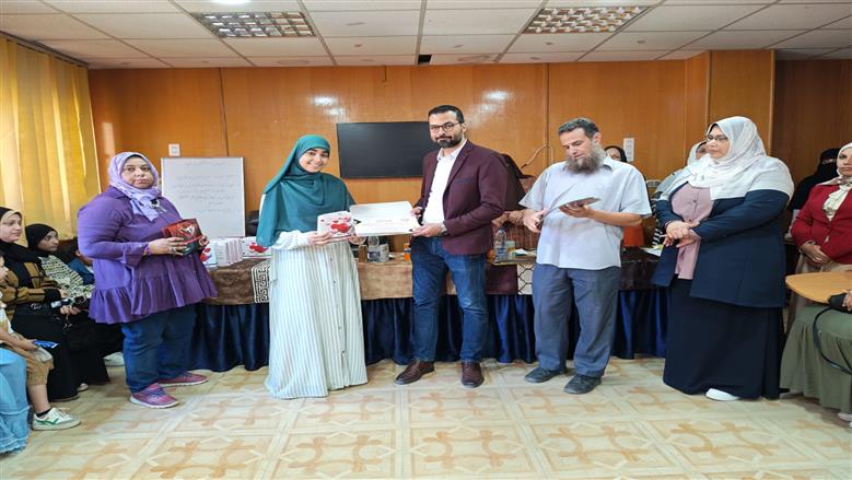 أوائل الصف الأول الثانوي التمريض علي مستوى محافظة مطروح خلال تكريمهم من وكيل وزارة الصحة بمطروح بمكتبه