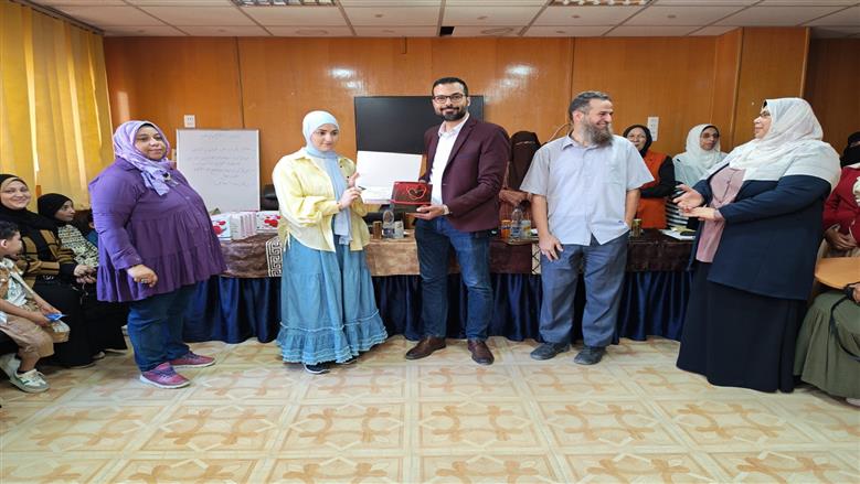 أوائل الصف الأول الثانوي التمريض علي مستوى محافظة مطروح خلال تكريمهم من وكيل وزارة الصحة بمطروح بمكتبه