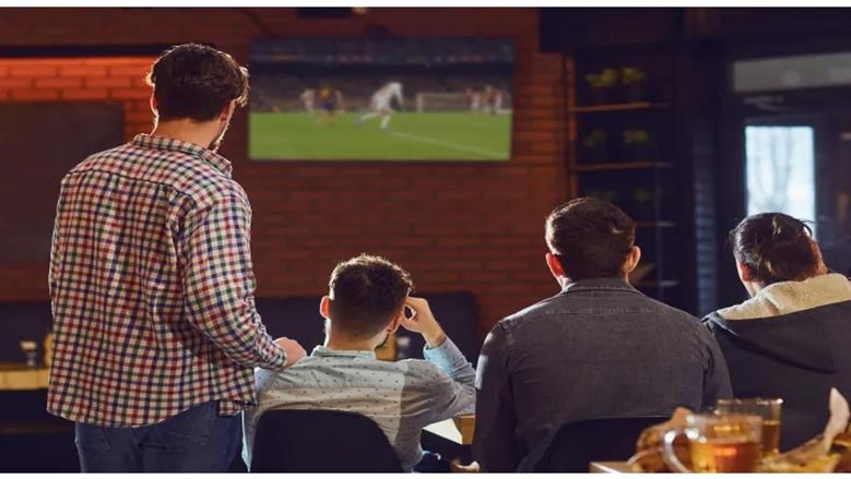 سؤال بسيط أثناء مشاهدة كأس العالم قد ينقذ حياة صديقك.. وطبيبة تكشف حقائق مهمة