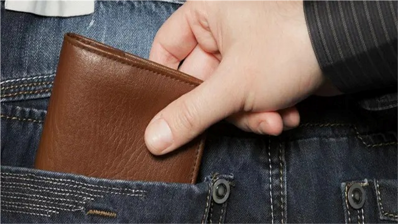 خطوات فورية تحميك من كوارث سرقة محفظتك