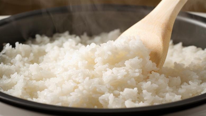 لماذا ينصح خبراء الصحة بغلي الأرز وتصفيته قبل النضج؟.. مادة سامة تذوب في الماء