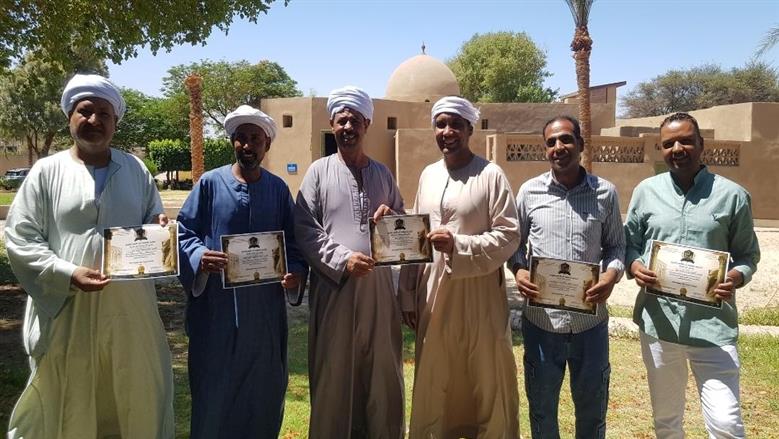 تكريم حراس وادي الملوك لرفضهم رشوة من بلوجر أمريكي حاول تصوير أماكن محظورة في الأقصر