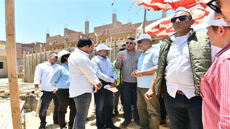 وزير الإنتاج الحربي يجتمع مع مسئولي شركات المقاولات