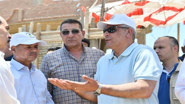 وزير الإنتاج الحربي من أسيوط: سحب الأعمال فورًا من المقاولين غير الملتزمين بمشروعات «حياة كريمة»