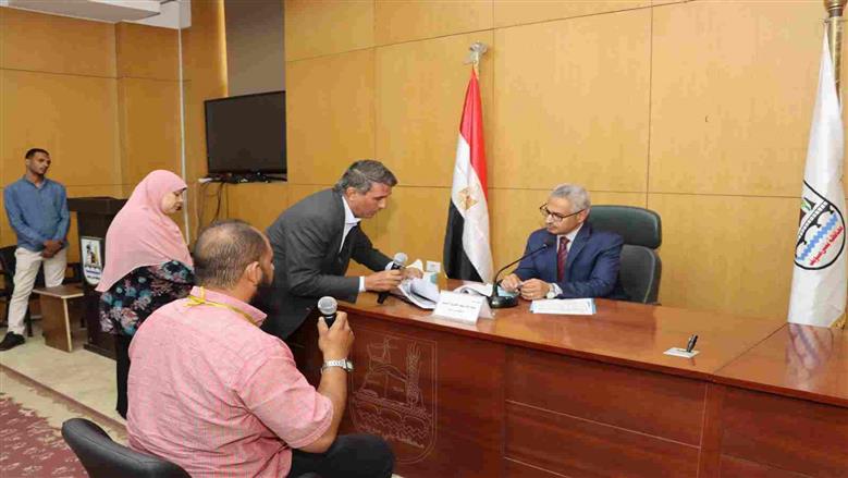محافظ بني سويف يبحث شكاوى المواطنين ويوجه بإزالة تعدٍ على أملاك الدولة