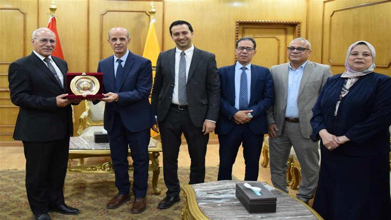 رئيس جامعة بني سويف يستقبل نخبة من الإعلاميين المحكمين لمشروعات تخرج كلية الإعلام