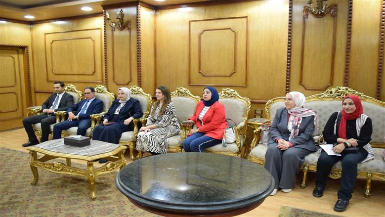 رئيس جامعة بني سويف يستقبل نخبة من الإعلاميين المحكمين لمشروعات تخرج كلية الإعلام