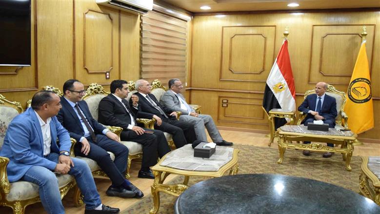 رئيس جامعة بني سويف يستقبل نخبة من الإعلاميين المحكمين لمشروعات تخرج كلية الإعلام
