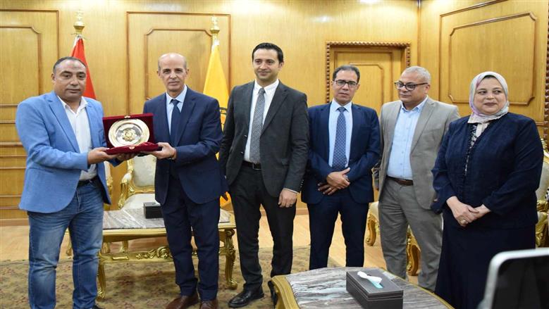 رئيس جامعة بني سويف يستقبل نخبة من الإعلاميين المحكمين لمشروعات تخرج كلية الإعلام