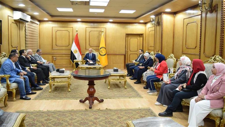 رئيس جامعة بني سويف يستقبل نخبة من الإعلاميين المحكمين لمشروعات تخرج كلية الإعلام