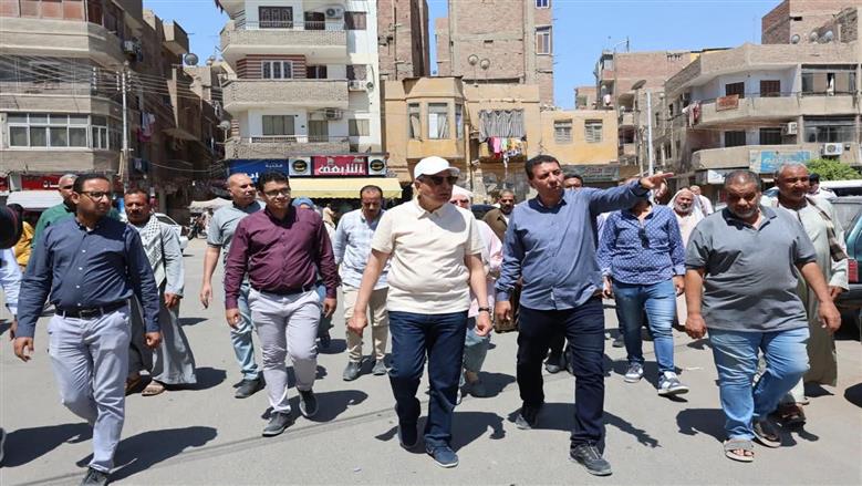 محافظ المنيا يتفقد 37 محلا تجاريا ويوجه بفحص شكاوى المواطنين واتخاذ الإجراءات اللازمة