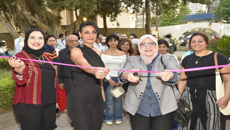 «عناق وتخلي» وحكايات الألوان.. جولة جديدة في أحدث معارض مركز محمود مختار