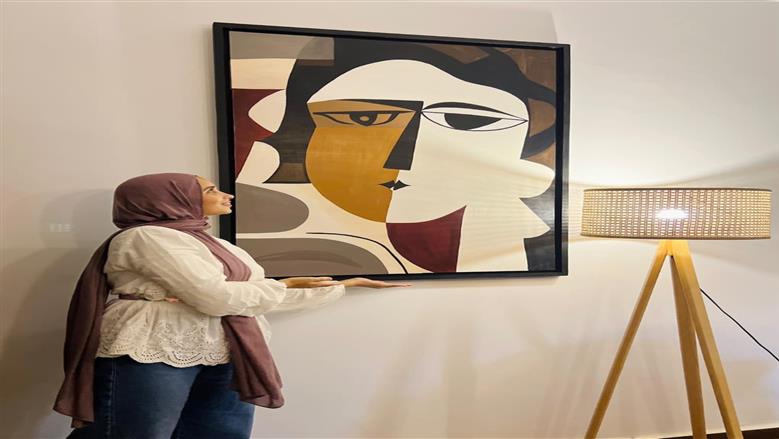 بين خيوط المكرمية وأناقة الديكوباج.. «آية» تطوع الخامات لتصنع لوحات تنبض بالحياة
