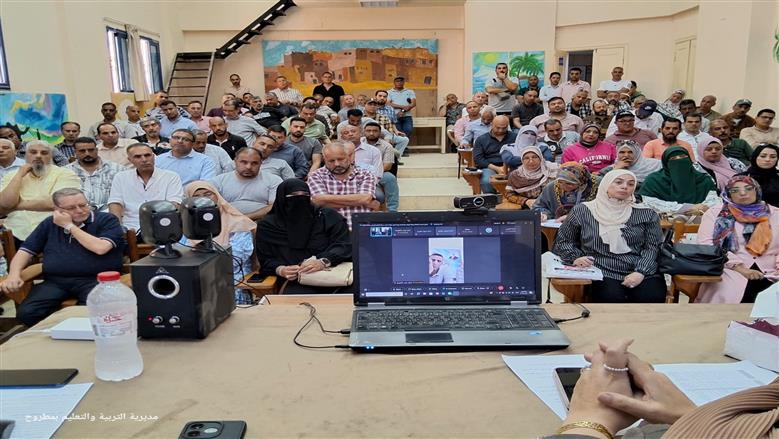 وكيل وزارة التربية والتعليم بمطروح تجتمع مع رؤساء لجان امتحانات الشهادة الإعدادية بالمديرية