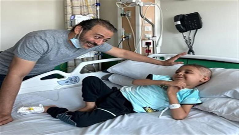 ضحك ورسائل أمل.. أحمد عزمي يزور أطفال 57357 لدعمهم نفسيا