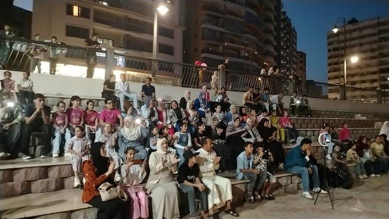 «شارع الفن» يواصل إبداعه على ممشى كورنيش بني سويف بعروض إنشادية وورش فنية للجمهور