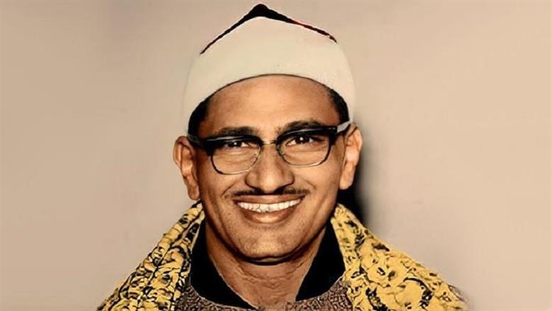 عندما ضحك «القارئ الباكي».. لقاء نادر يكشف روح الدعابة عند المنشاوي (فيديو)