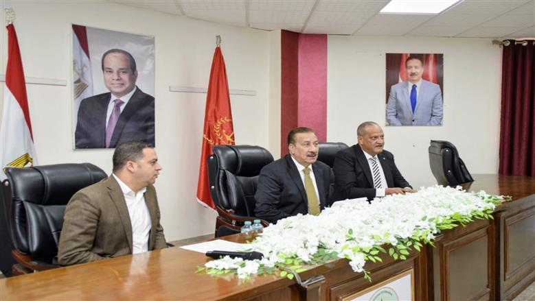 محافظ بورسعيد يتفقد غرفة عمليات الثانوية العامة 