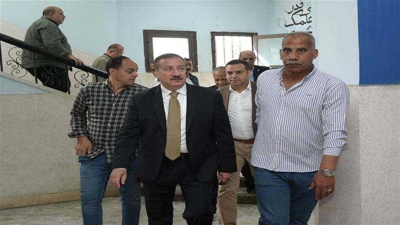 محافظ بورسعيد يتفقد غرفة عمليات الثانوية العامة 