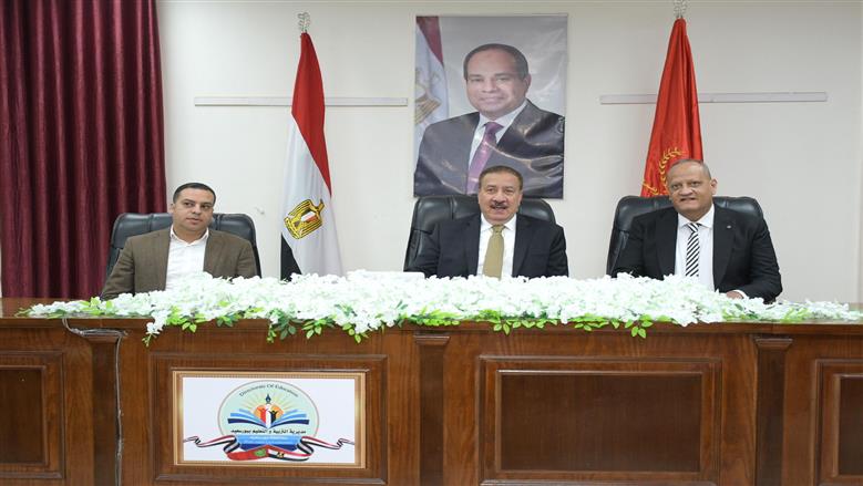 محافظ بورسعيد يتفقد غرفة عمليات الثانوية العامة 