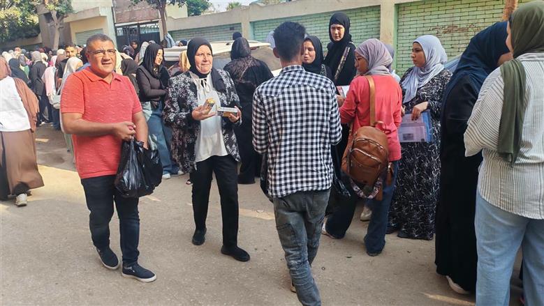 «مبادرة جديدة».. رئيس مدينة شبرا الخيمة تستقبل طلاب الثانوية العامة قبل دخول الامتحانات