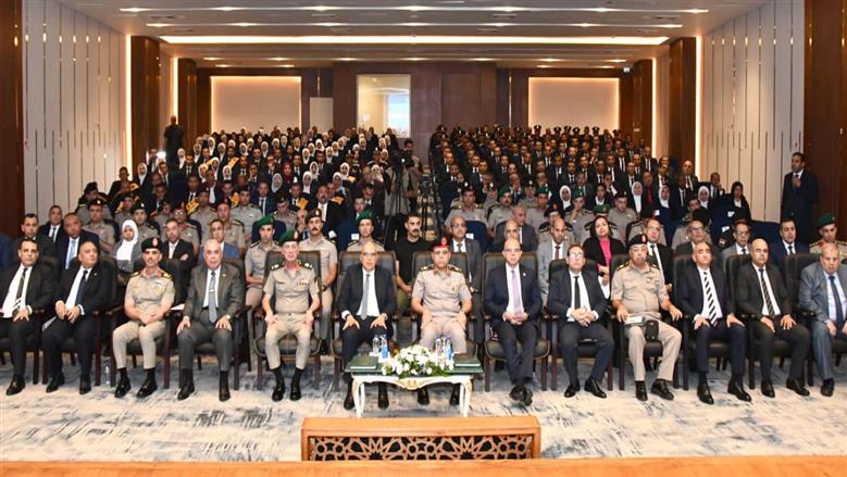 الأكاديمية العسكرية المصرية تُخرج الدورة التدريبية المجمعة للمرشحين للتعيين بعدد من الوزارات