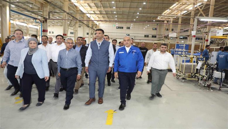 وزير الصناعة ومحافظ بني سويف يتفقدان مشروعات كوم أبو راضي الصناعية