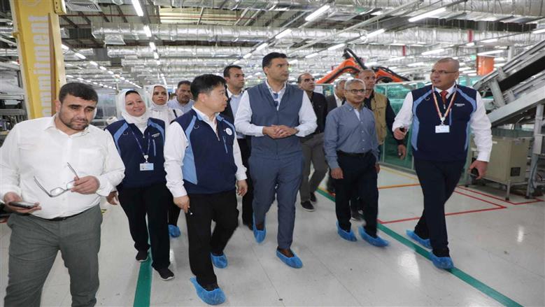 وزير الصناعة ومحافظ بني سويف يتفقدان مشروعات كوم أبو راضي الصناعية