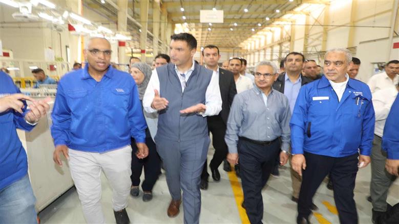 «استثمارات بـ700 مليون دولار».. وزير الصناعة يتفقد مشروعات تنموية في بني سويف