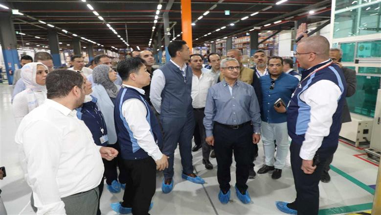 وزير الصناعة ومحافظ بني سويف يتفقدان مشروعات كوم أبو راضي الصناعية
