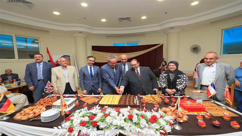 رئيس جامعة كفر الشيخ يشهد تكريم عميد كلية الألسن تقديرا لمسيرته الأكاديمية