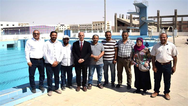 رئيس جامعة بني سويف يتابع التشغيل التجريبي لحمام السباحة الأوليمبي