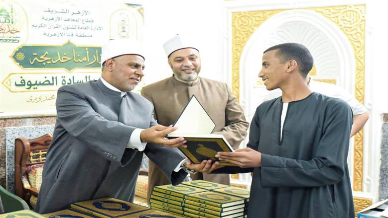 رئيس «المعاهد الأزهرية» يتابع توزيع المصاحف على كتاتيب قنا لدعم الأنشطة الصيفية