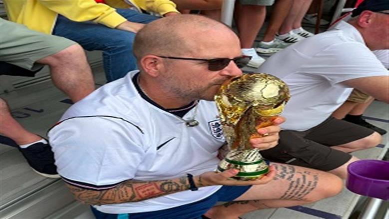 حكاية أغرب مشجع لمنتخب إنجلترا.. «إيان» يروي لـ«الوطن» كيف حول جسده إلى «صندوق ذكريات»؟