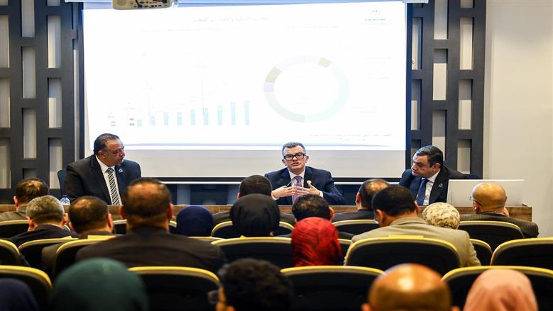 وزير التخطيط خلال الاجتماع الأخير