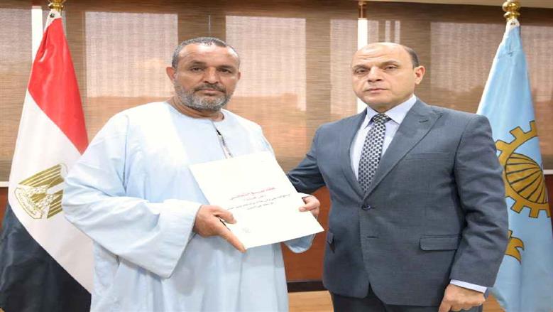محافظ الغربية يسلم 20 عقدا لتقنين أراضي أملاك الدولة