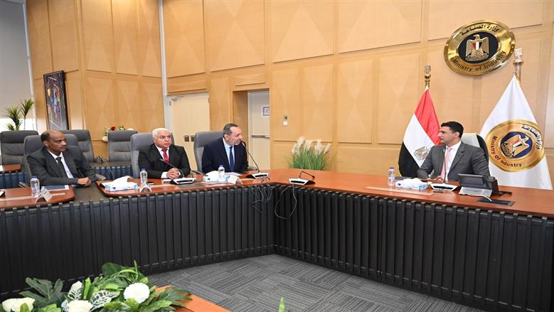 وزير الصناعة يبحث مع غرفة منتجات الأخشاب والأثاث خطط تطوير القطاع وتعزيز الصادرات