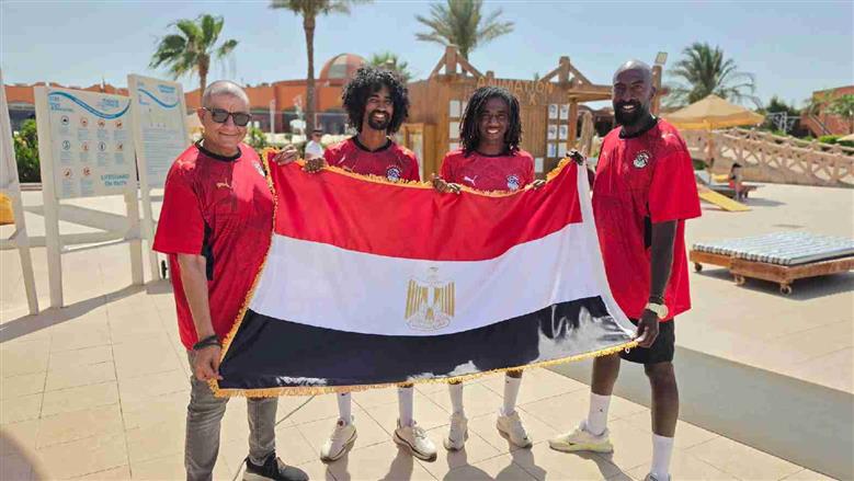 فرحة المونديال بنكهة عالمية.. سياح «مرسى علم» يحتفلون بفوز المنتخب المصري