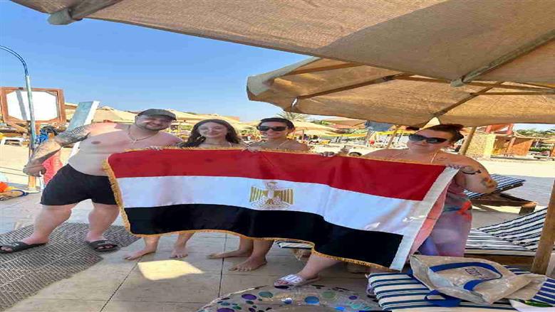 سياح مرسي علم