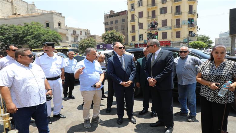  محافظ القاهرة يشدد على الالتزام بالجداول الزمنية لمشروعات تطوير الشوارع