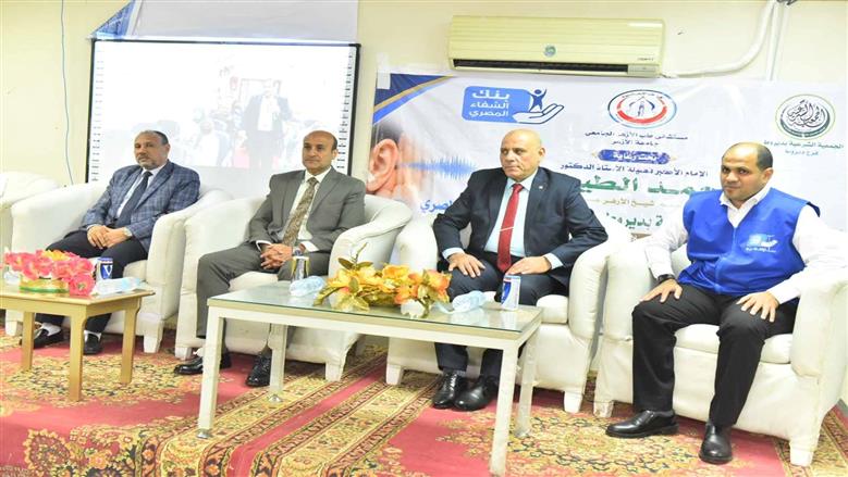 محافظ أسيوط ونائب رئيس جامعة الأزهر يسلمان 140 سماعة طبية لـ70 طفلا من ضعاف السمع